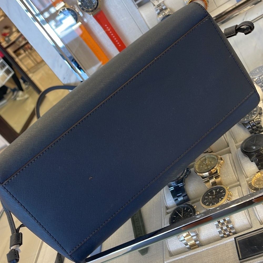 Michael Kors Voyager Large Saffiano Leather Tote Bag
Navy
NWT - Picture 14 of 16